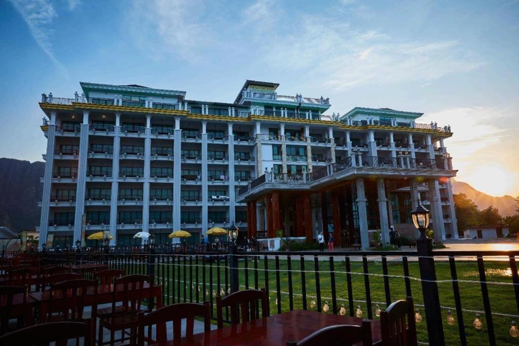 Thavisouk Riverside Hotel Vang Vieng Esterno foto