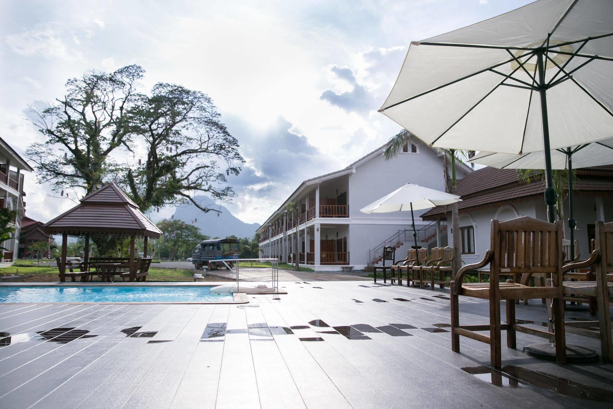 Thavisouk Riverside Hotel Vang Vieng Esterno foto