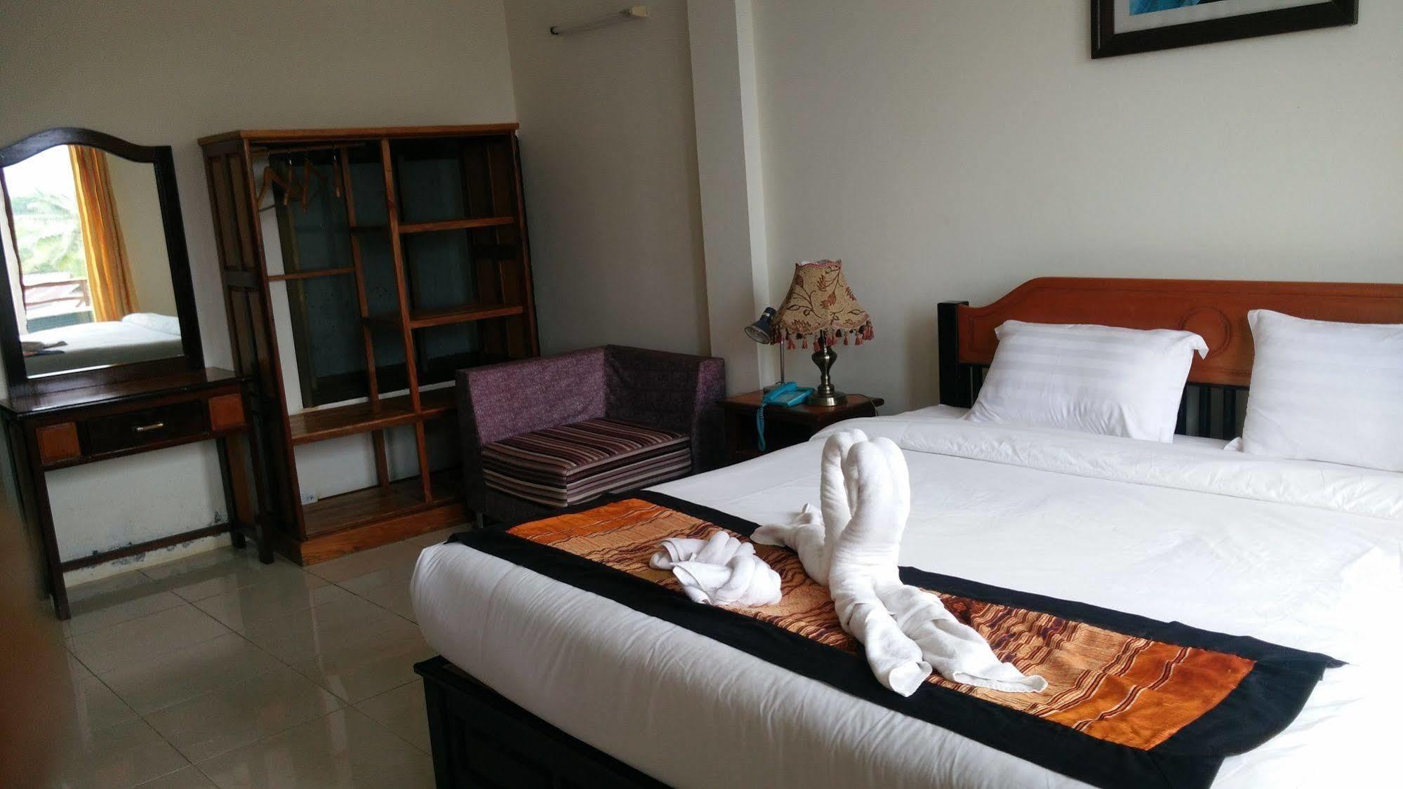 Thavisouk Riverside Hotel Vang Vieng Esterno foto